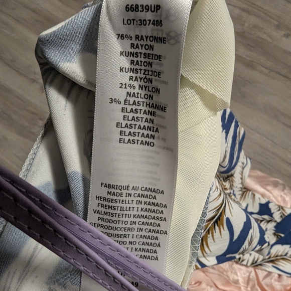 Blue and White Abstract Pattern Capris - Picture 5 of 5